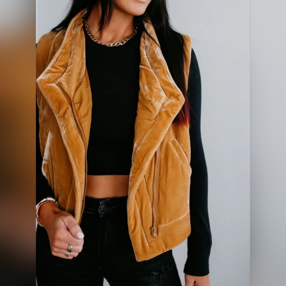 Mystree Jackets & Blazers - Mystree Velvet Puffer Vest Size L. Nwot